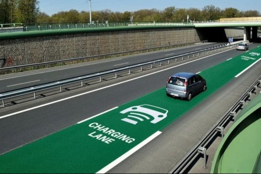 Во Франции испытали первую в мире трассу, которая заряжает электромобили на ходу